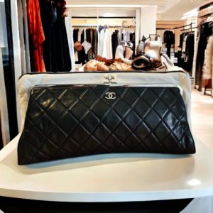 CHANEL Authentic Vintage Pearl Clutch Black Quilted Leather Large Kissme Lock
