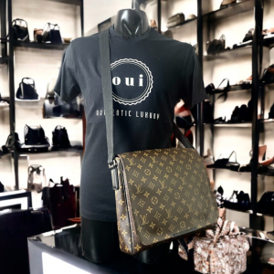 LOUIS VUITTON Monogram Crossbody Monogram Messenger Bag